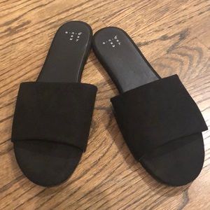 Black slide sandal- size:8W